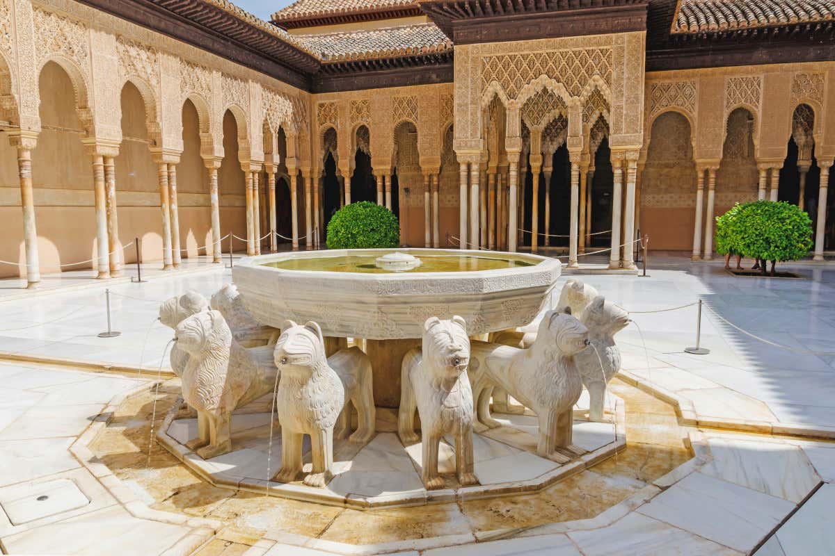 Fuente del patio de los Leones, uno de los lugares más famosos de la Alhambra de Granada.