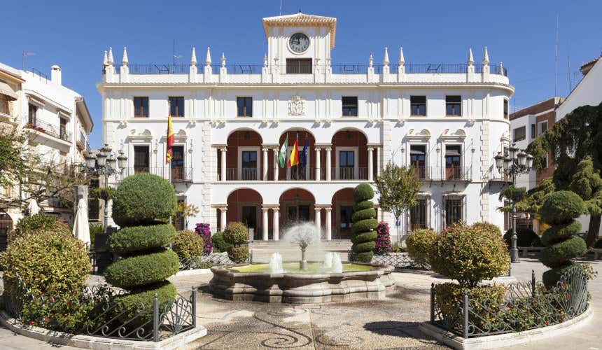 Ayuntamiento de Priego de Córdoba, un edificio con torre del reloj y fachada blanca 