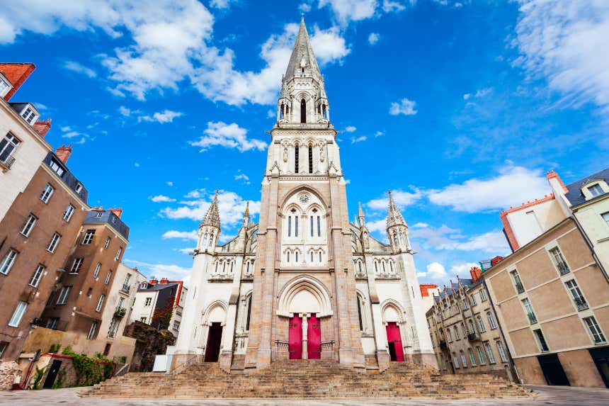 Iglesia de San Nicolás en Nantes en una pequeña plaza con varias escaleras y rodeada de edificios