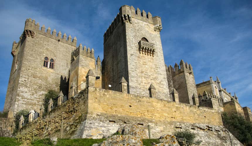 Castillo de Almodóvar del Río con varios torreones en un día despejado 