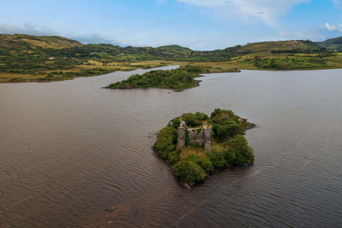 Vue aérienne d'un îlot du lac Corrib avec des ruines en pierre et de la végétation