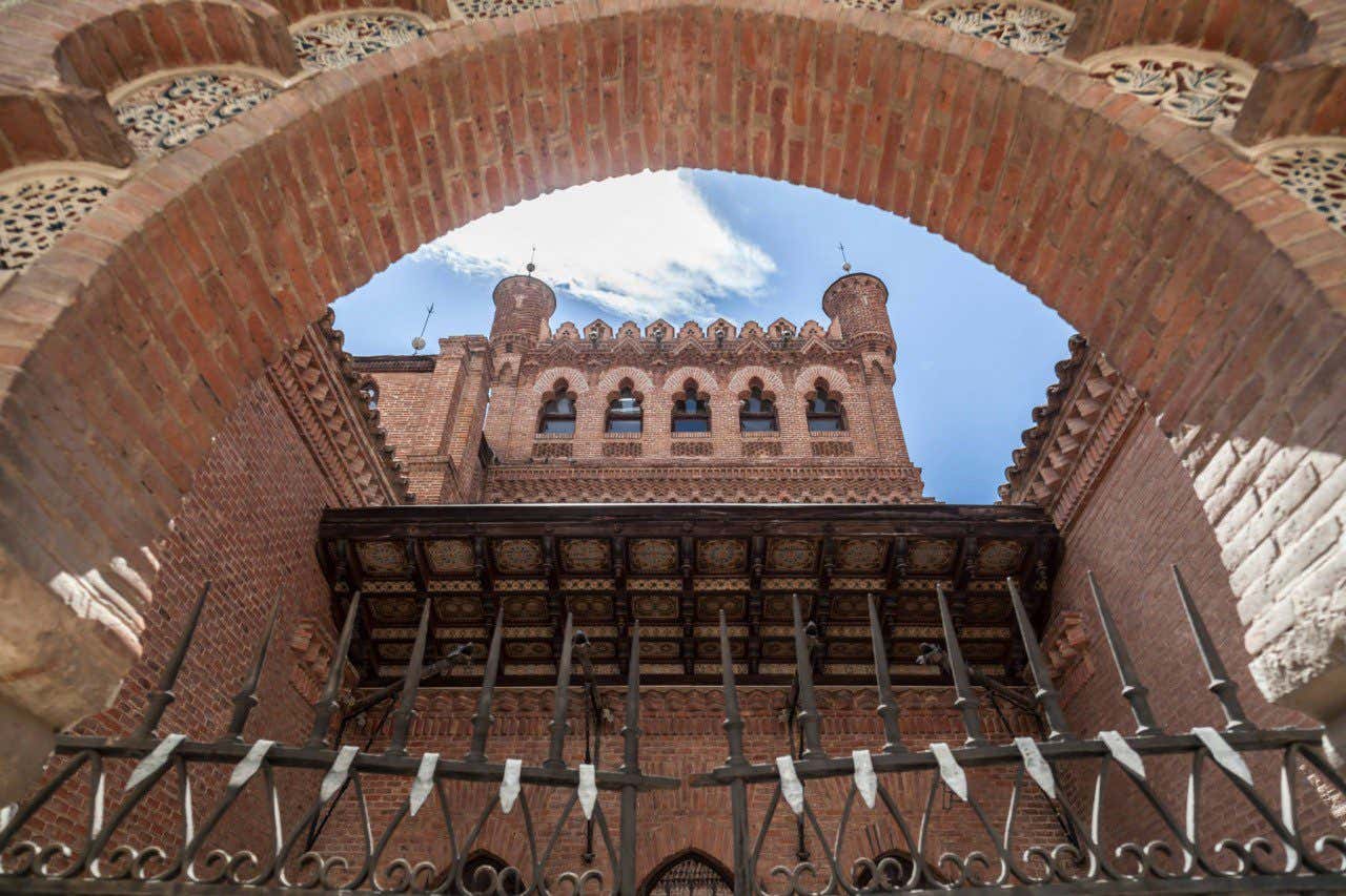 Vista de la arquitectura del Palacio de Laredo hecha en ladrillo