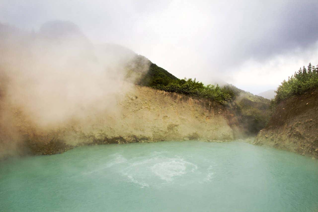 Vista de las aguas de las aguas del Boiling Lake en República Dominicana