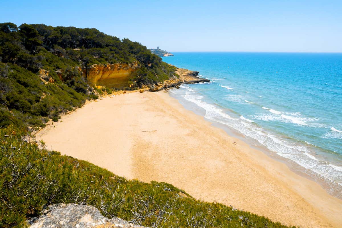 Vistas de Cala Fonda, considerada una de las mejores playas de la Costa Dorada y paraíso nudista. 