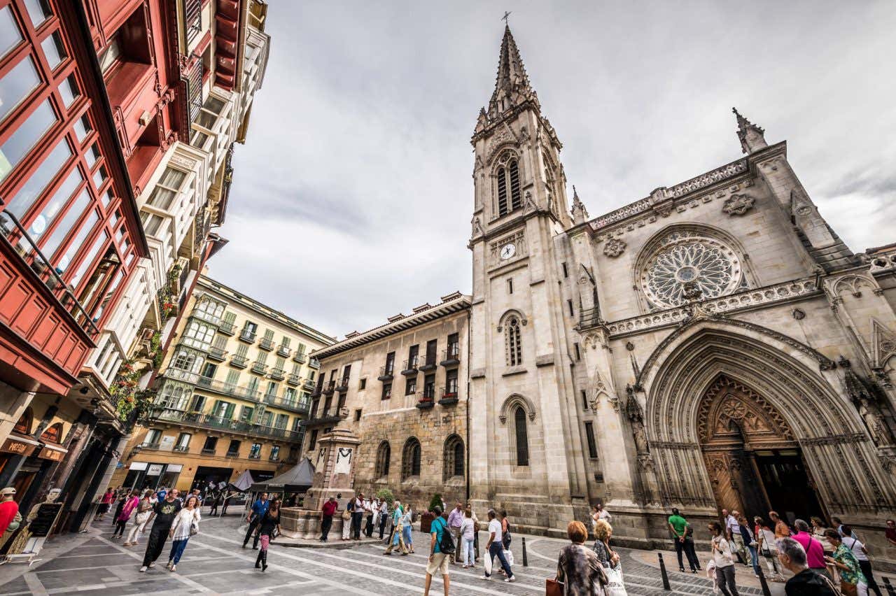 Vista de la fachada de la Catedral de Santiago en Bilbao