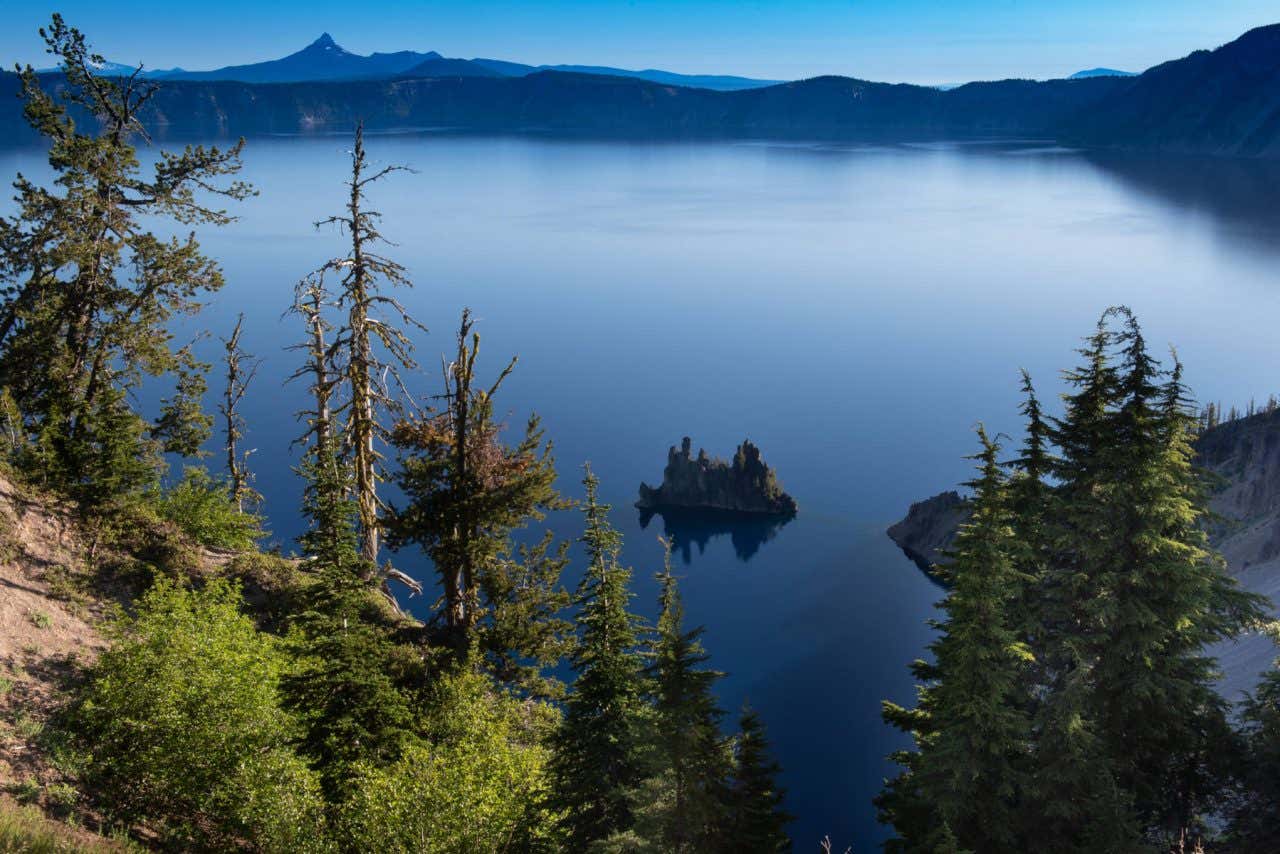 Vista panorámica de Crater Lake en Estados Unidos con las montañas de fondo