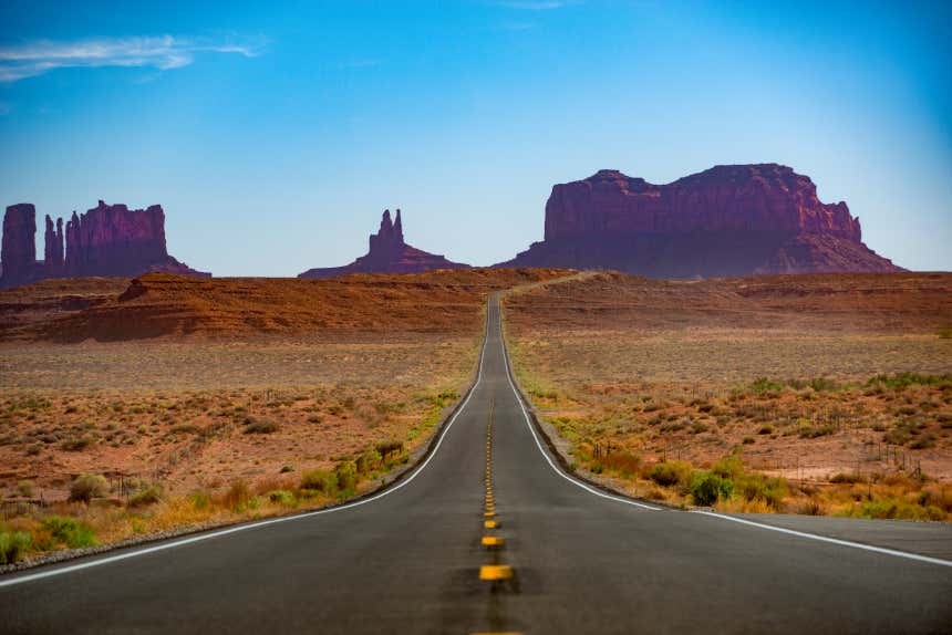 Autopista recorriendo el desierto de Arizona.