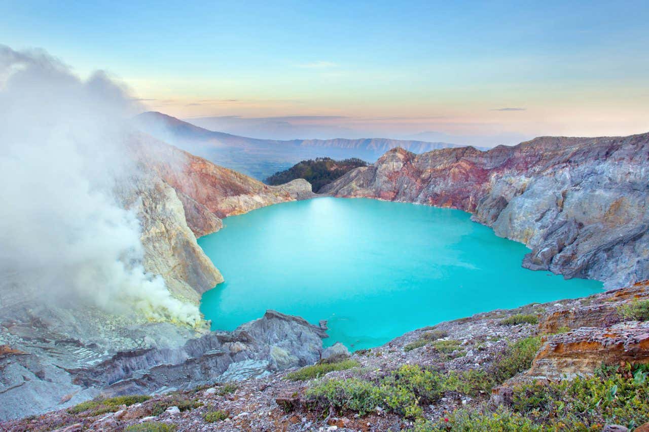 Vista panorámica de Lago Kawah Ijen con las aguas color turquesa