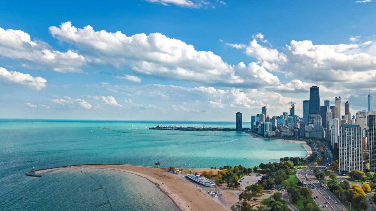 Vista panorámica del Lago Michigan con el skyline de Chicago en el lateral derecho