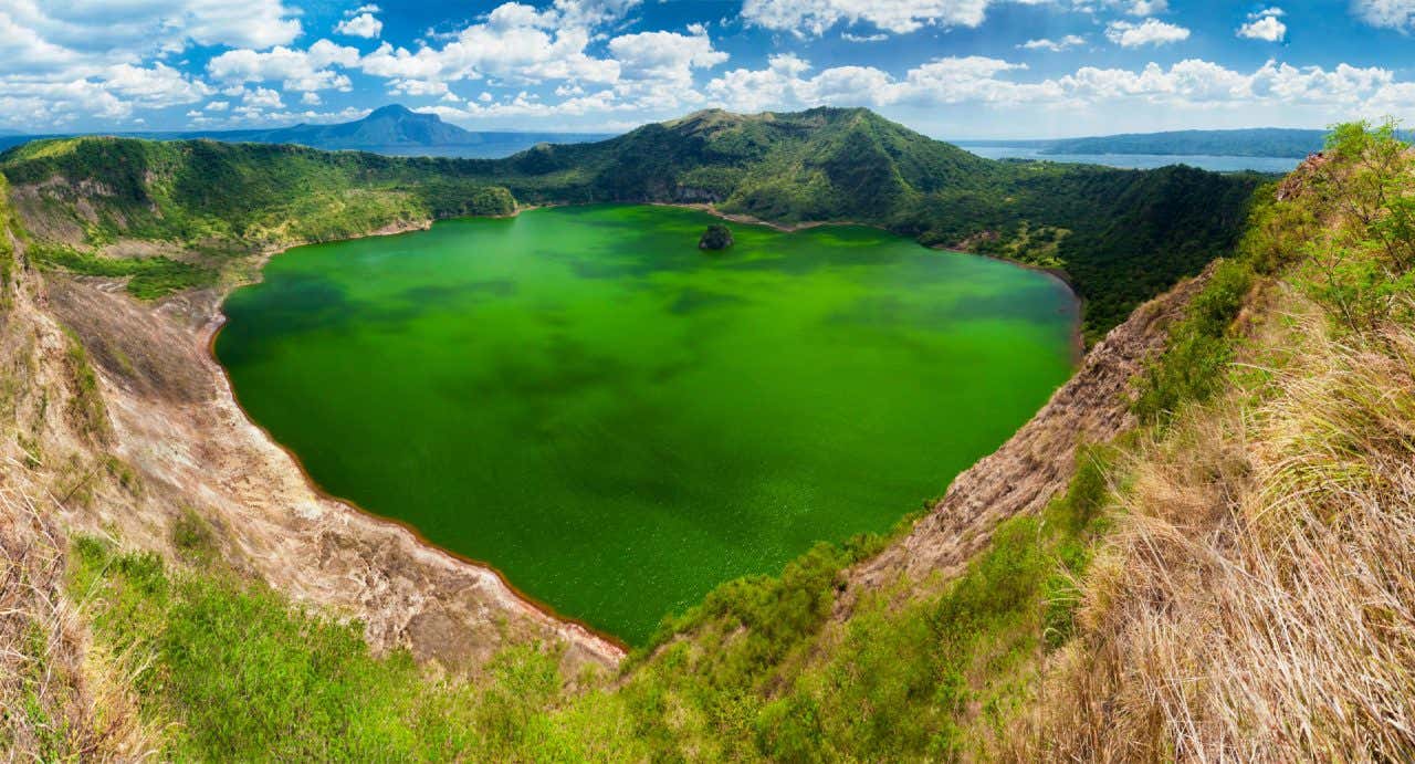 Lago Taal en Filipinas con un color verde intenso y rodeado de montañas