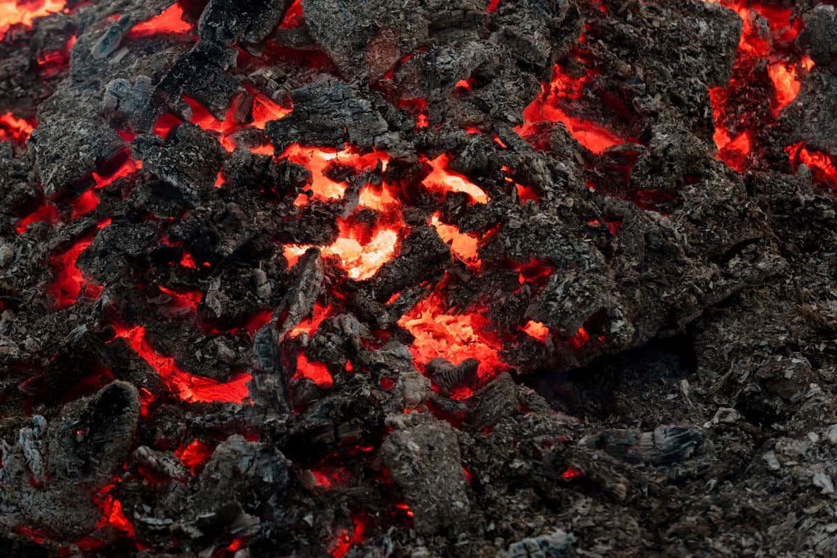 Détail du magma volcanique rouge et noir
