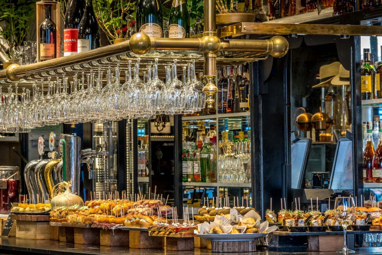 Barra de un bar llena de pinchos típicos vascos en Bilbao