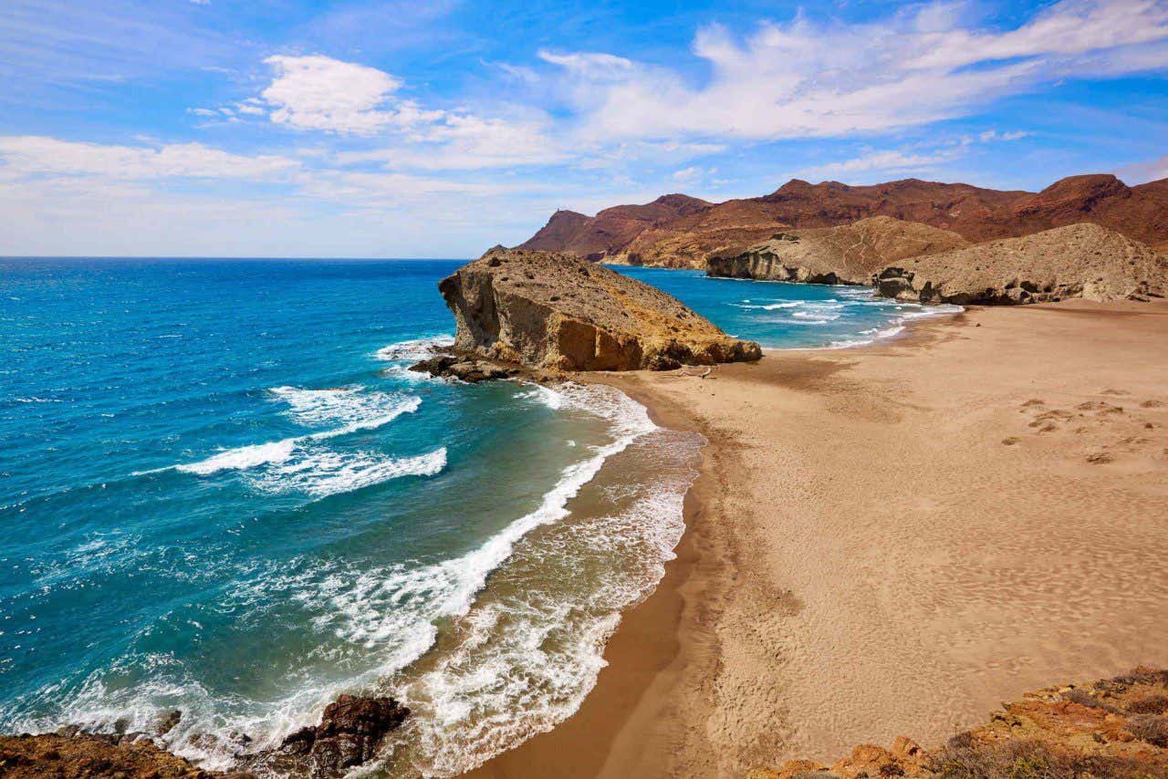 Vista panorámica de la playa de Mónsul en Almería