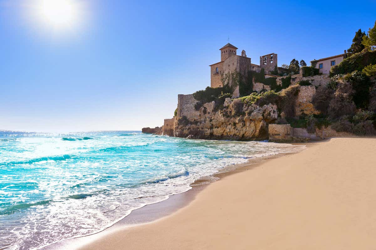 Castillo de Tamarit bañado por el Mediterráneo. 