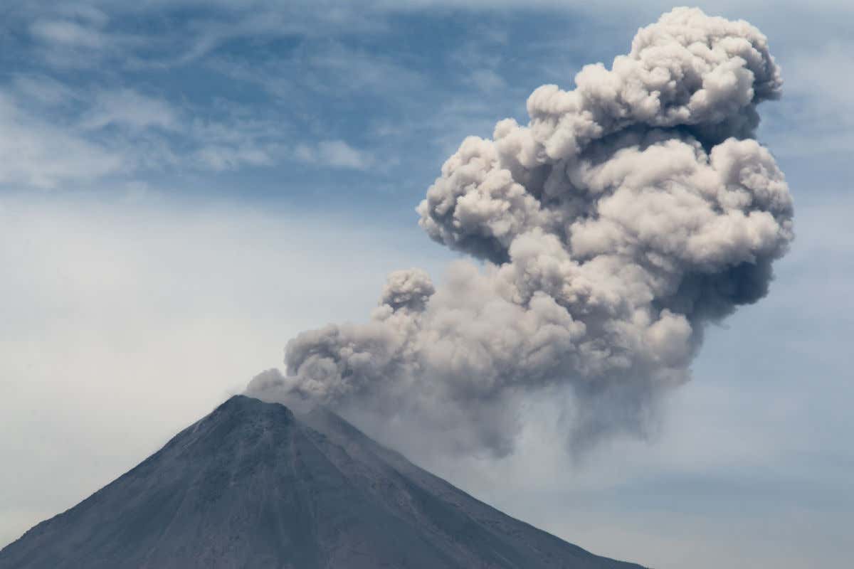 Vue du pic du volcan Colima émettant des nuages de gaz au Mexique