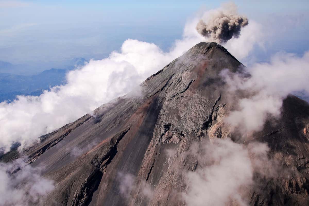 Le sommet du Volcán de Fuego émet des nuages de gaz et de fumée au Guatemala