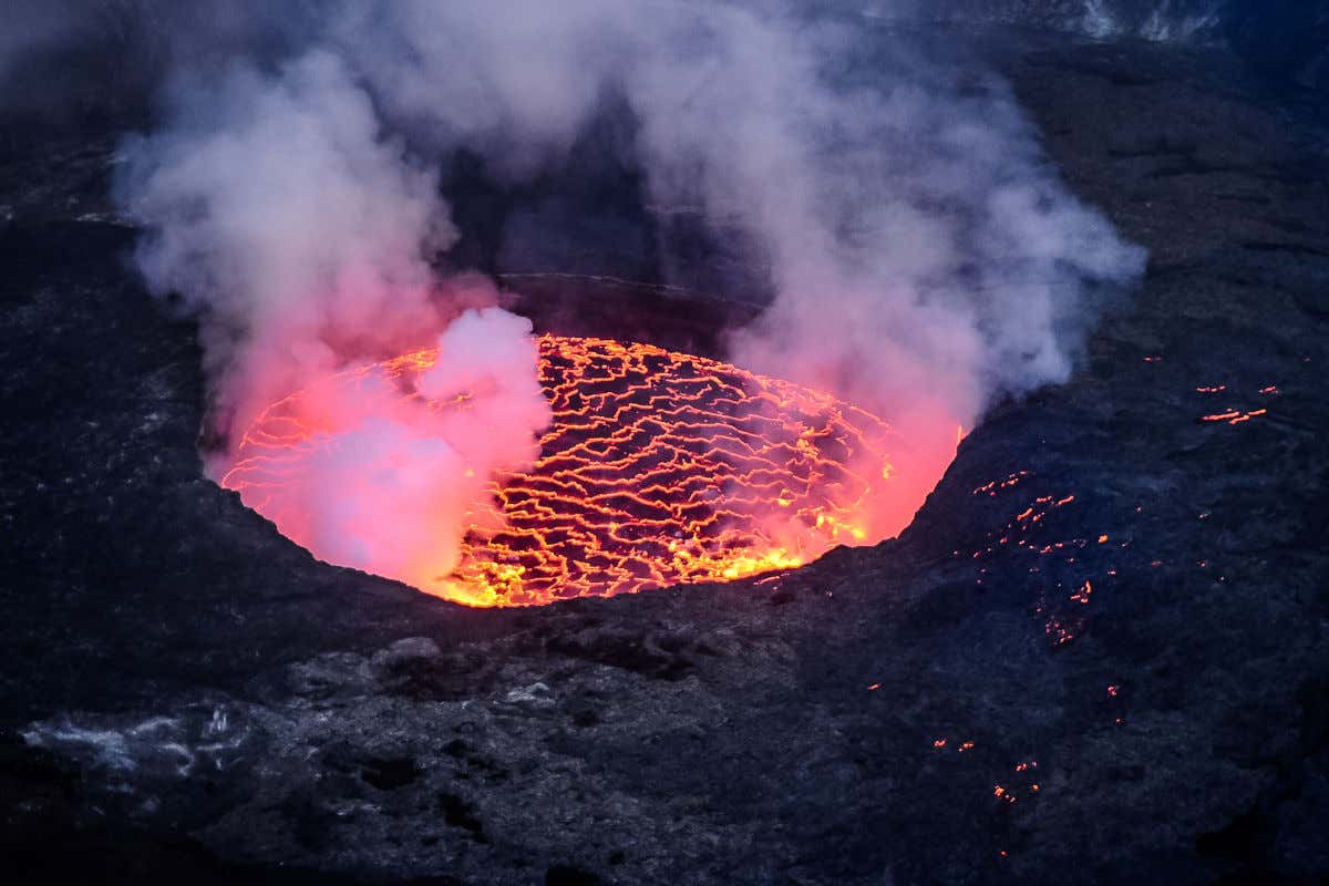 La lave du volcan Nyiragongo dans le cratère, formant une sorte de lac magmatique