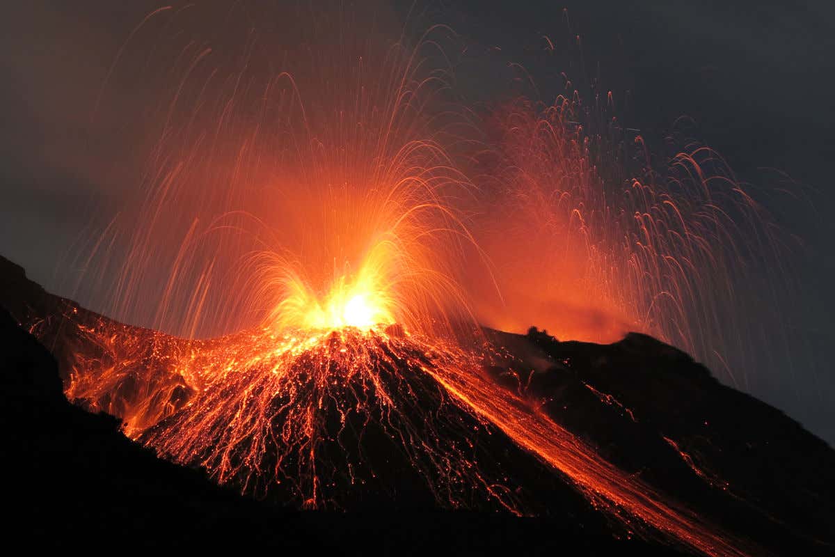 Volcan Stromboli en éruption de lave la nuit