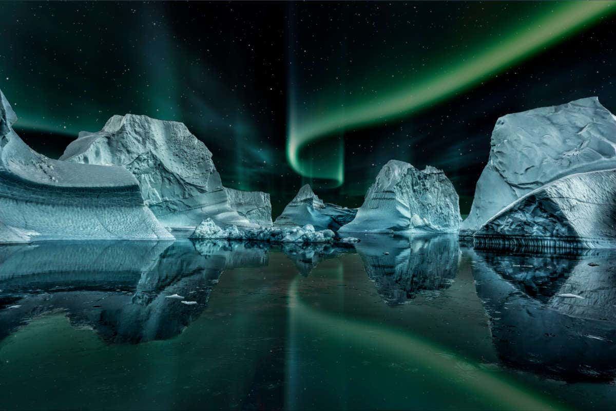 Des glaciers du Groenland sous une aurore boréale, une destination idéale où voir des aurores boréales