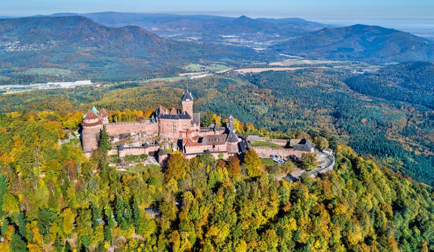 El astillo de Haut-Koenigsbourg rodeado de montañas y árboles en la región de Alsacia