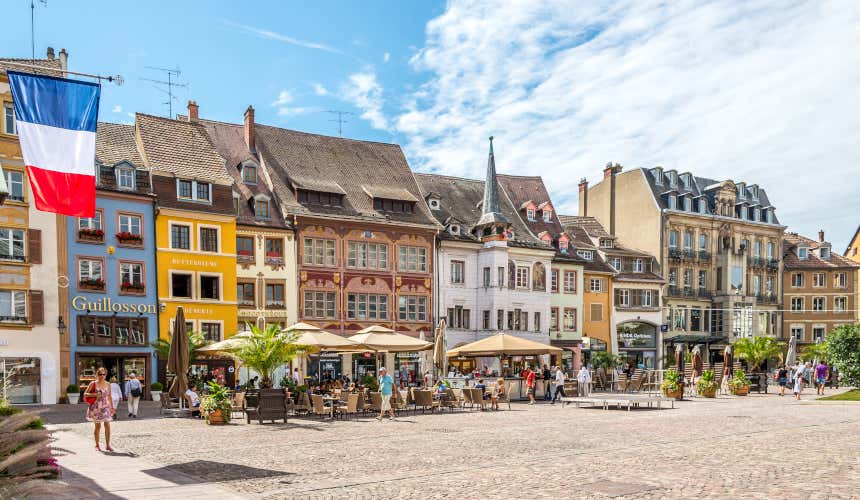 Una de las plazas de Mulhouse rodeada de casas y terrazas 