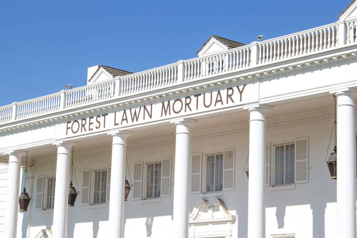 Edificio blanco con seis grandes columnatas en el Forest Lawn Memorial Park, uno de los cementerios más famosos de Los Ángeles donde se encuentra una de las tumbas de famosos más visitadas 