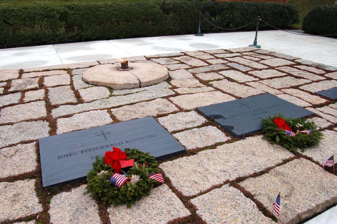 Plaque au sol au nom de John F Kennedy, l'une des tombes les plus visitées au monde