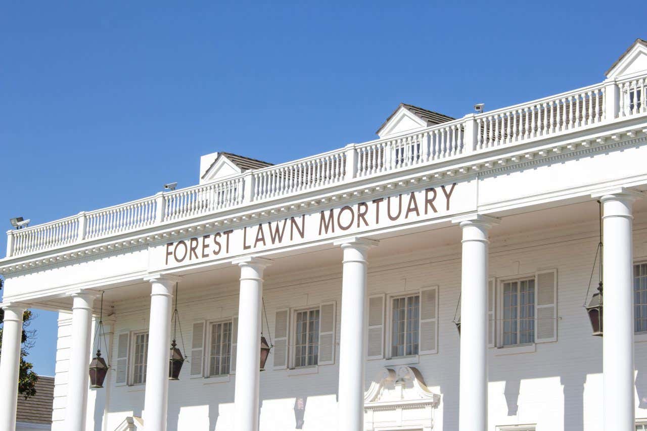 Façade d'un monument blanc, porte d'entrée au Forest Lawn Mortuary, lieu où repose Michael Jackson