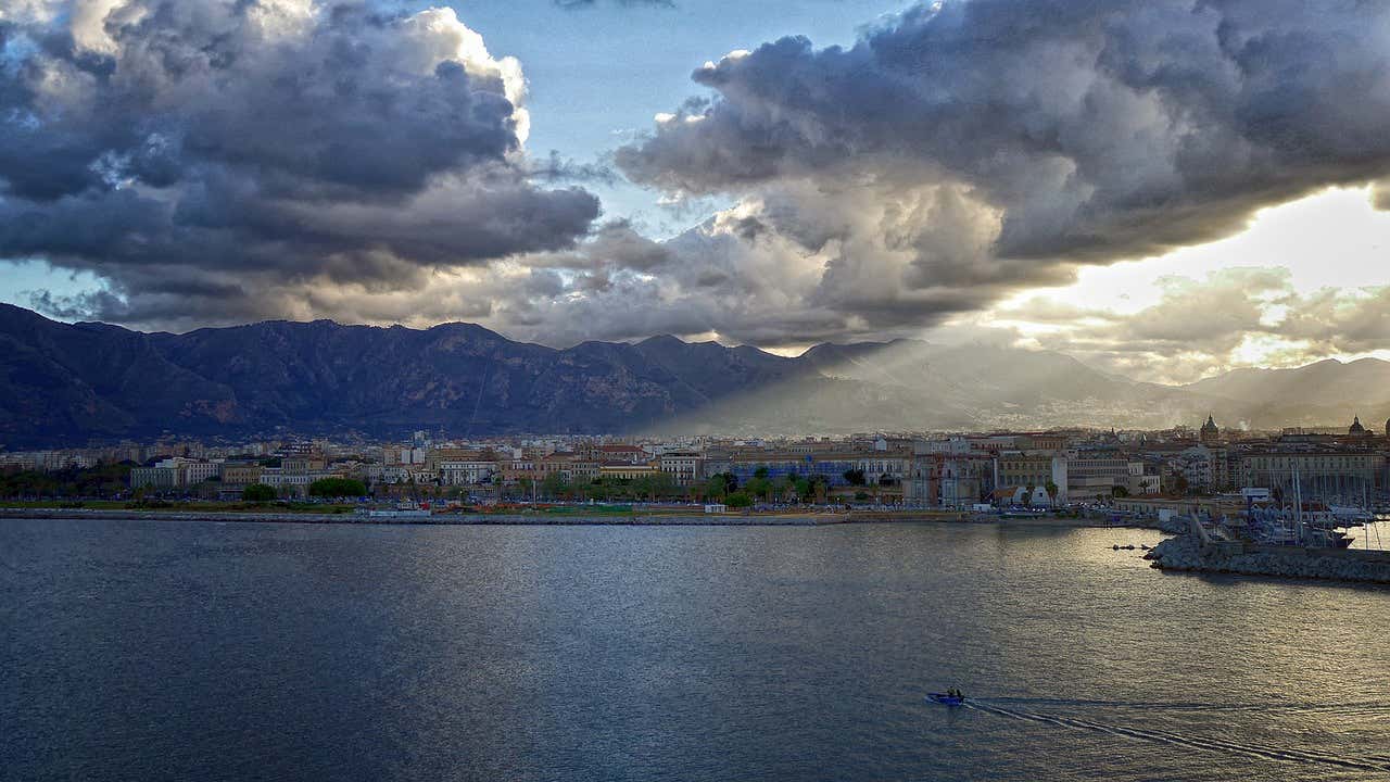 Napoli vista dal mare in un giorno nuvoloso con le montagne sullo sfondo