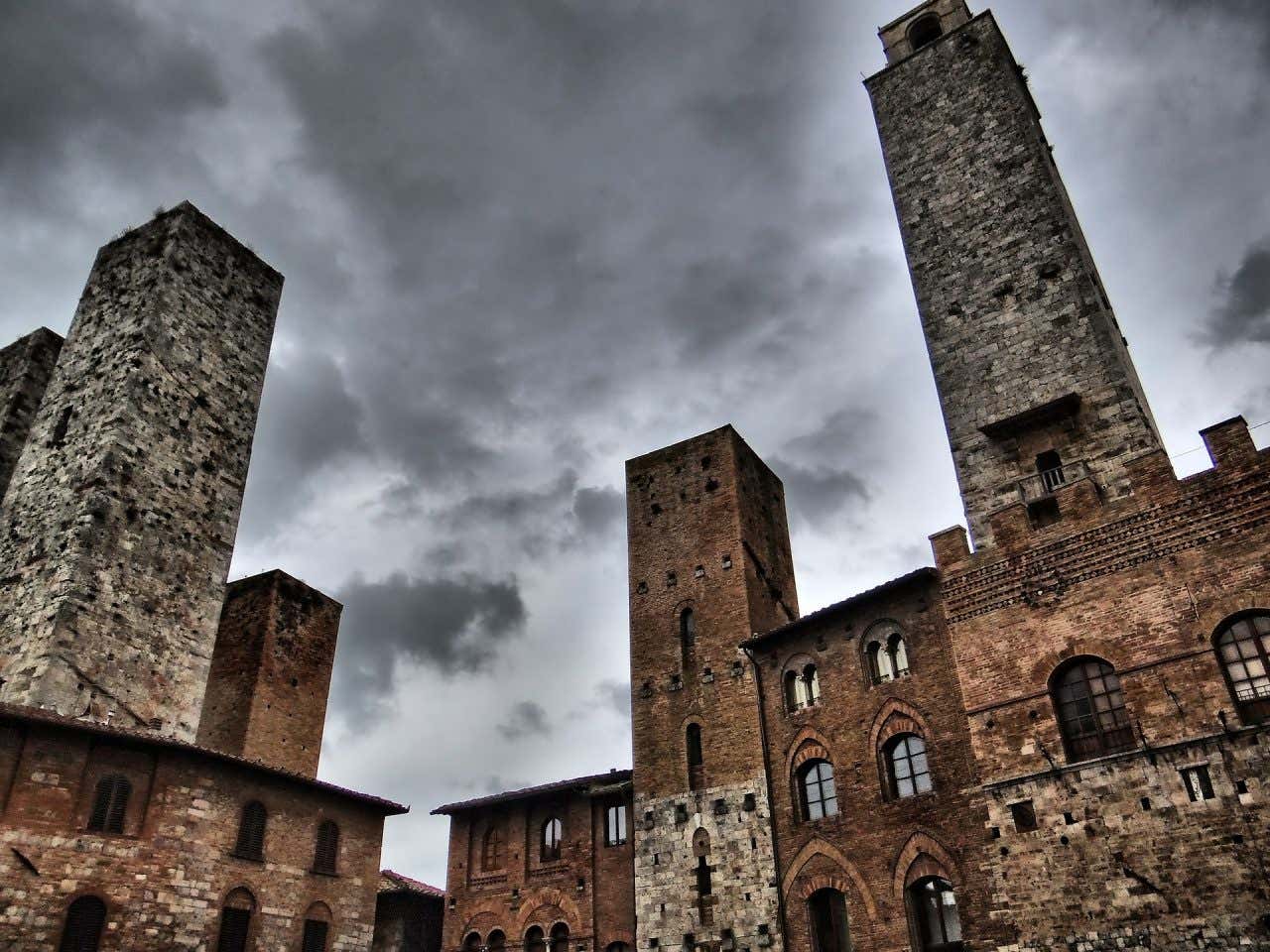 Museo della Tortura di San Gimignano in una giornata nuvolosa