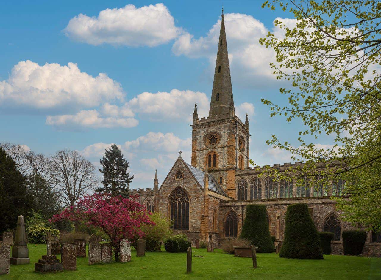 La tombe de Shakespeare dans un jardin verdoyant près d'une chapelle, l'une des tombes les plus célèbres au monde