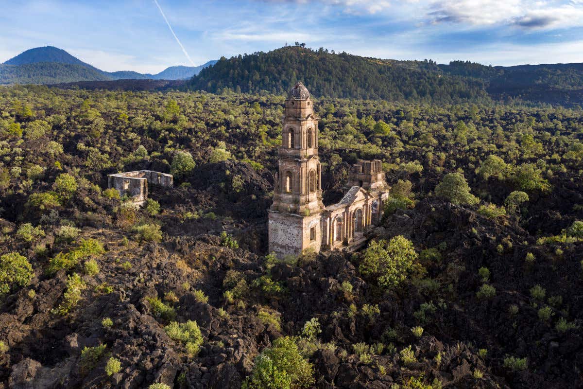 Iglesia abandonada de San Juan Parangaricutiro, uno de los lugares que sirvieron de inspiración a la película de animación de Disney 'Coco'.