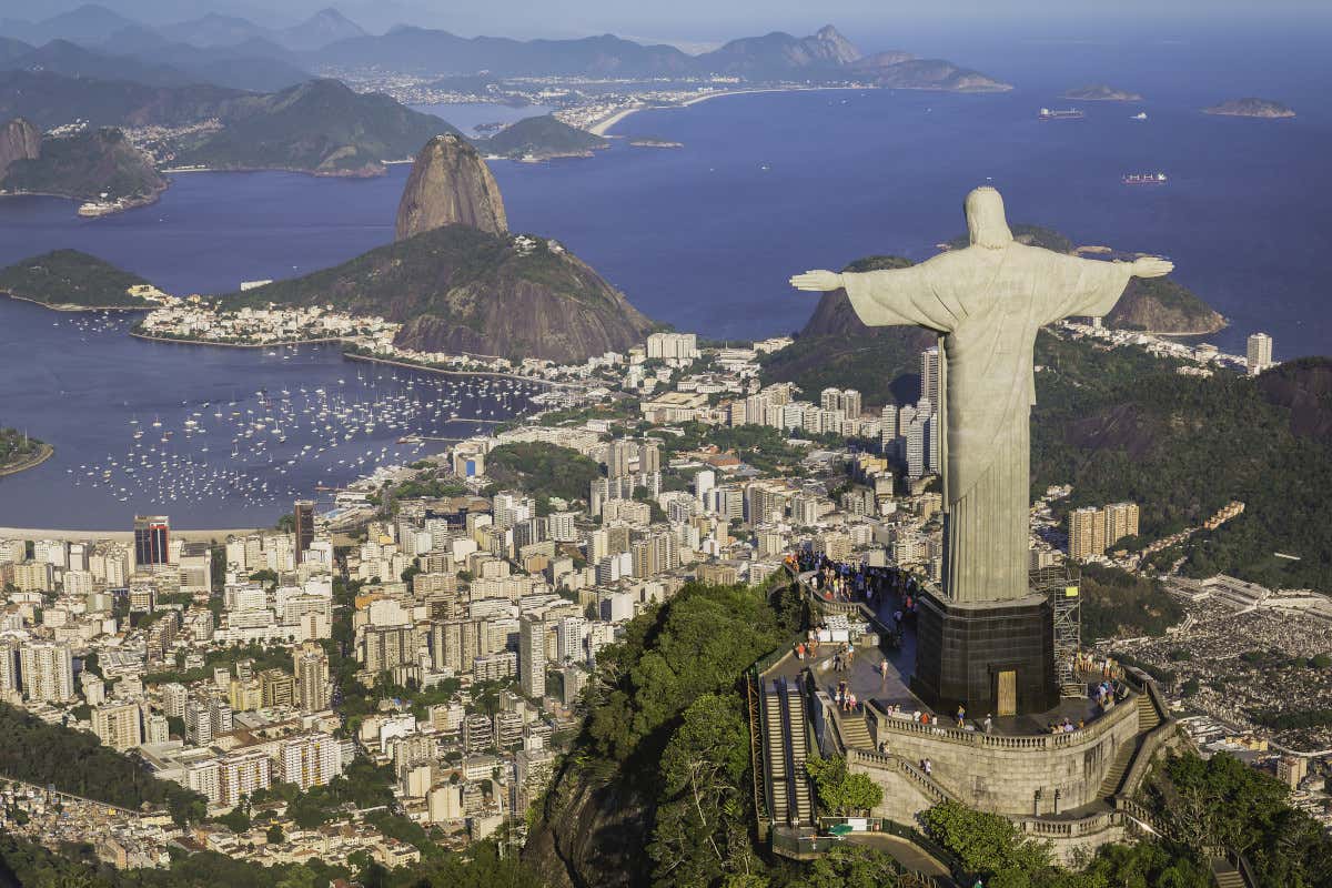 Cristo Redentor e skyline do Rio de Janeiro com a baía de Guanabara ao fundo, cenários da animação da disney Rio