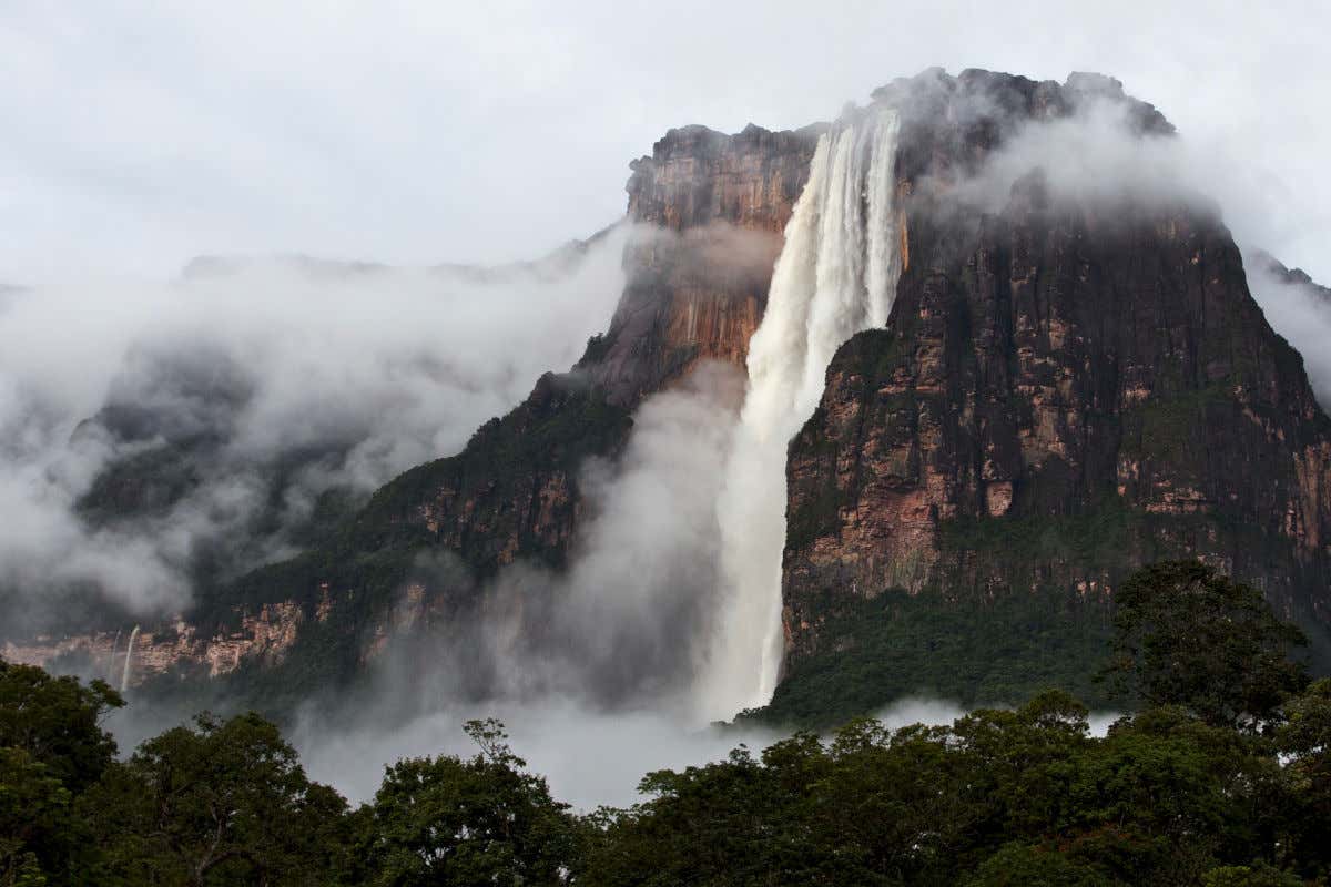 Panorâmica da Angel Falls e de sua queda-d'água, a cachoeira mais alta do mundo que aparece no filme de animação da Disney, Up