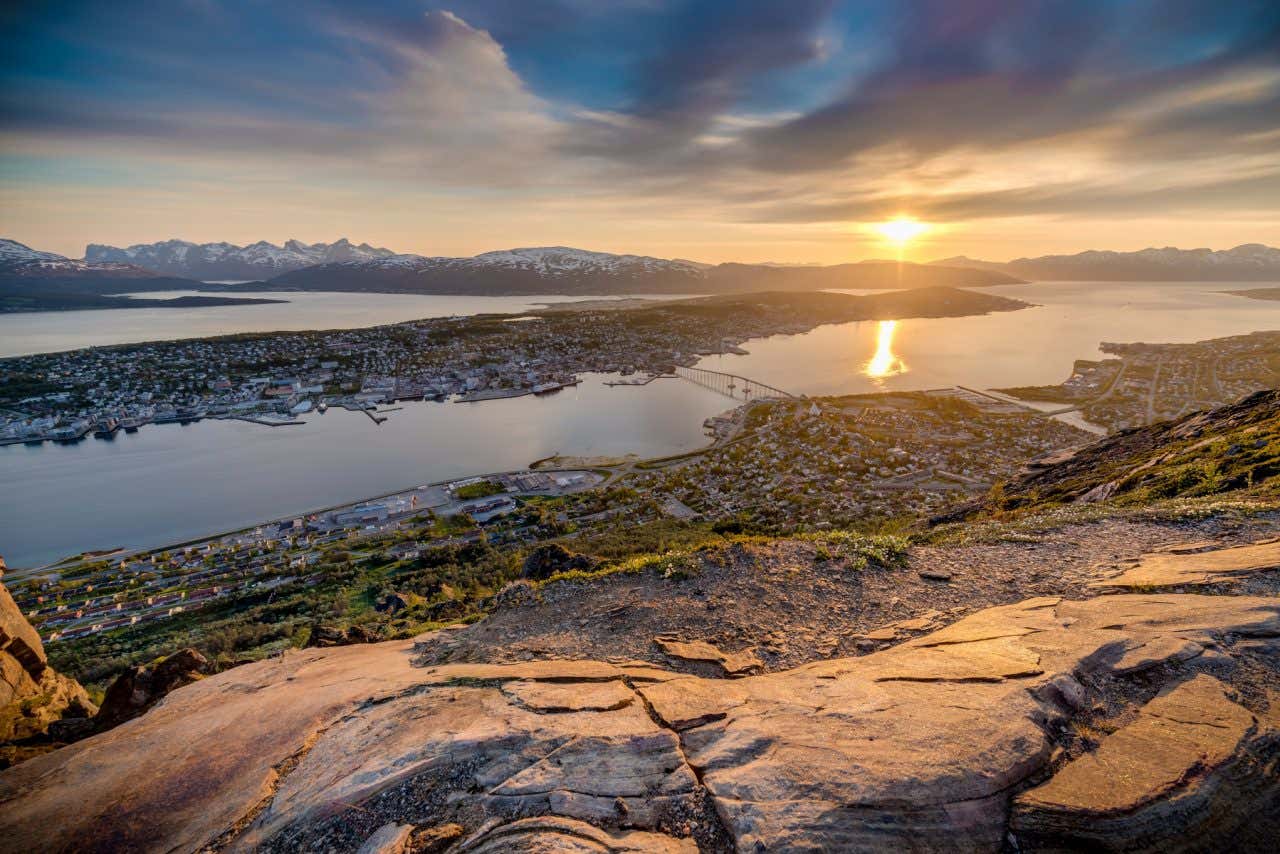 Panorámica de Tromso con el sol de medianoche