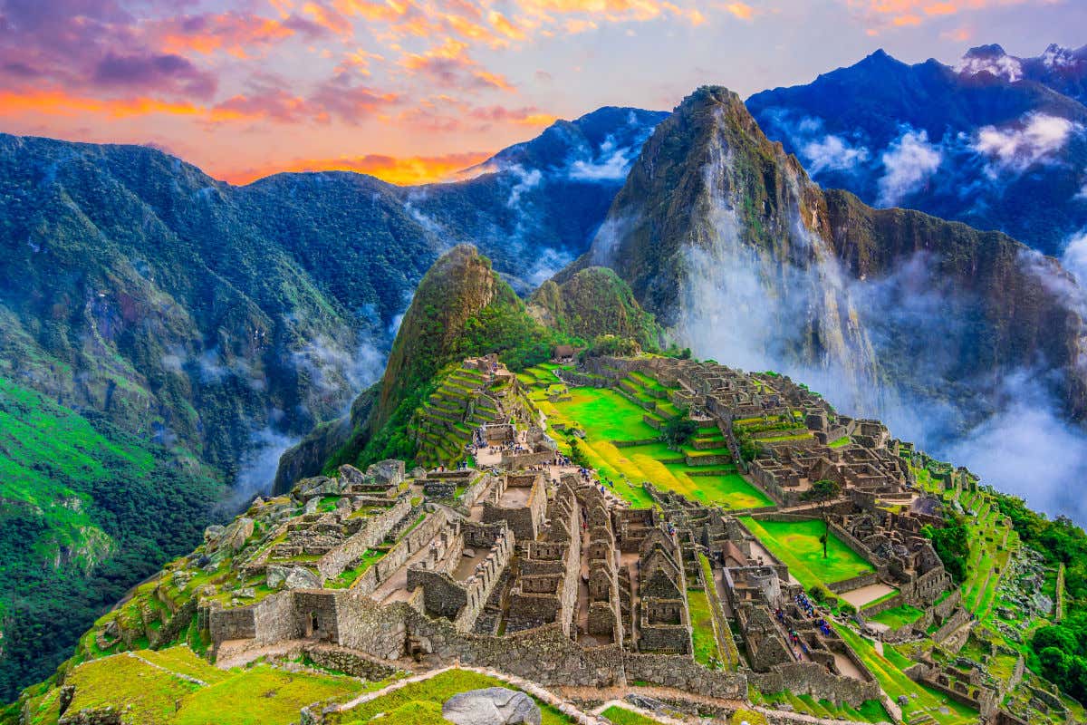 As ruínas da cidade inca de Machu Picchu rodeadas pelas montanhas, inspiração para o filme de animação da disney