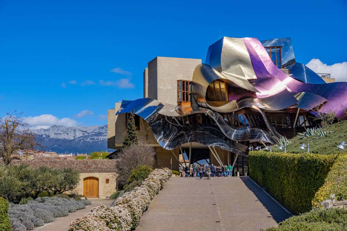 Le bâtiment Marqués de Riscal de Frank Gehry par une journée ensoleillée