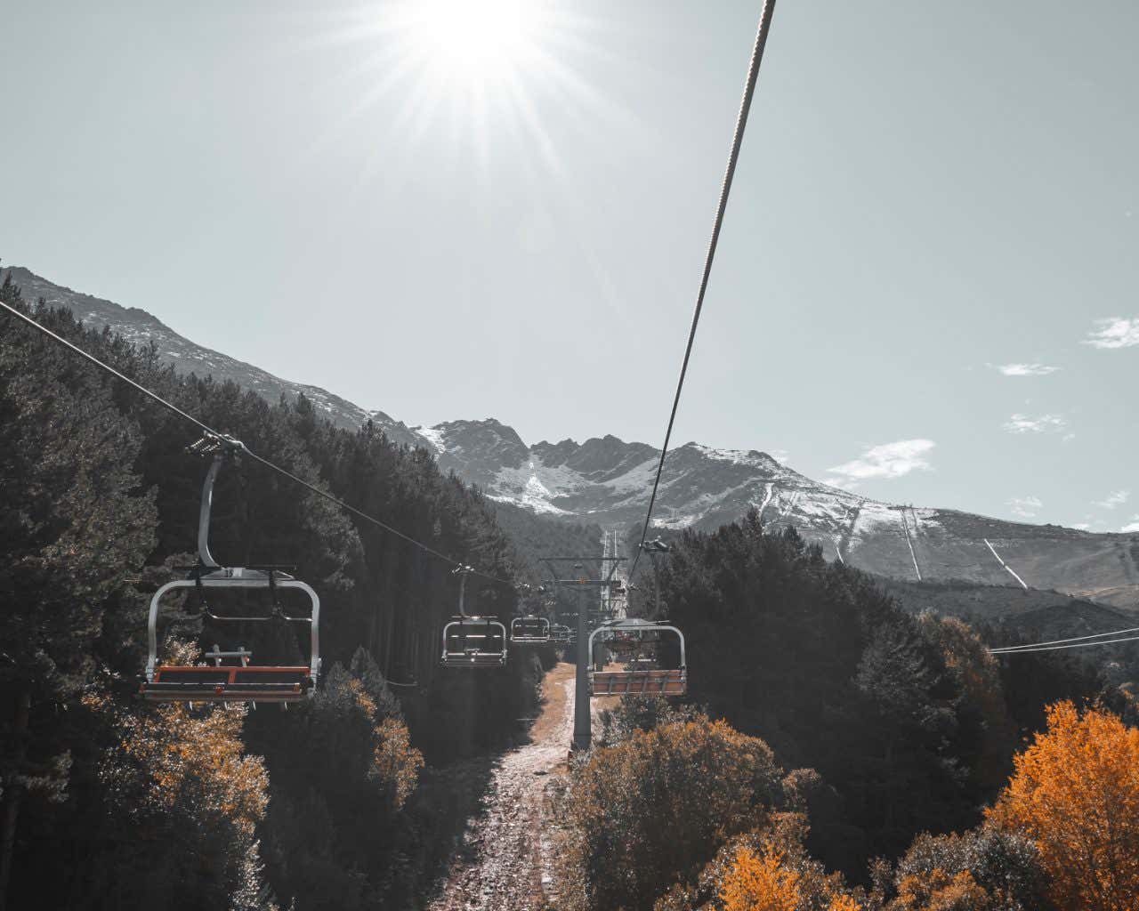 Télésiège vide au sommet de montagnes peu enneigées pour skier en Espagne