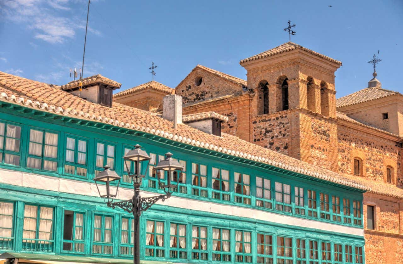 Plaza Mayor de Almagro con la fachada en color verde