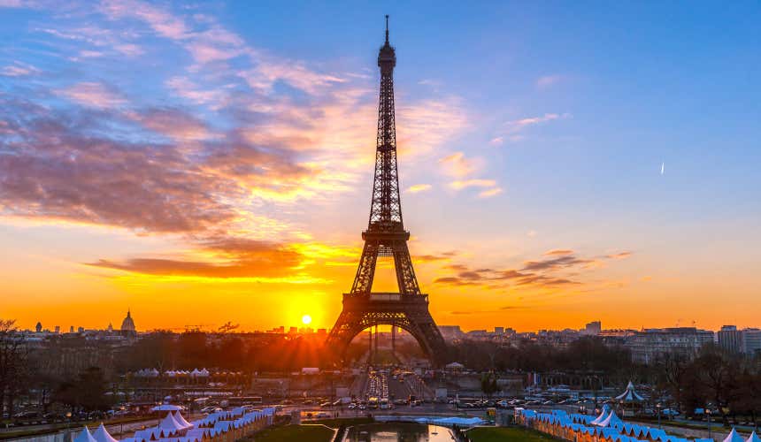 El sol se oculta tras la Torre Eiffel de París, vista desde la Plaza del Trocadero