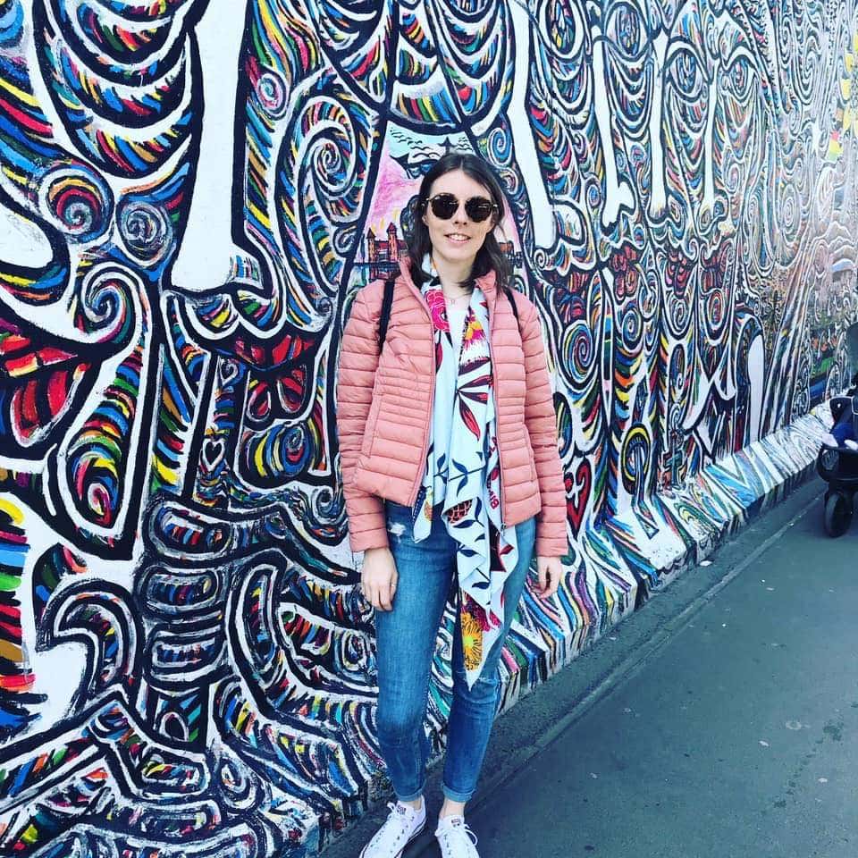 Hannah Colder, frente al Muro de Berlín