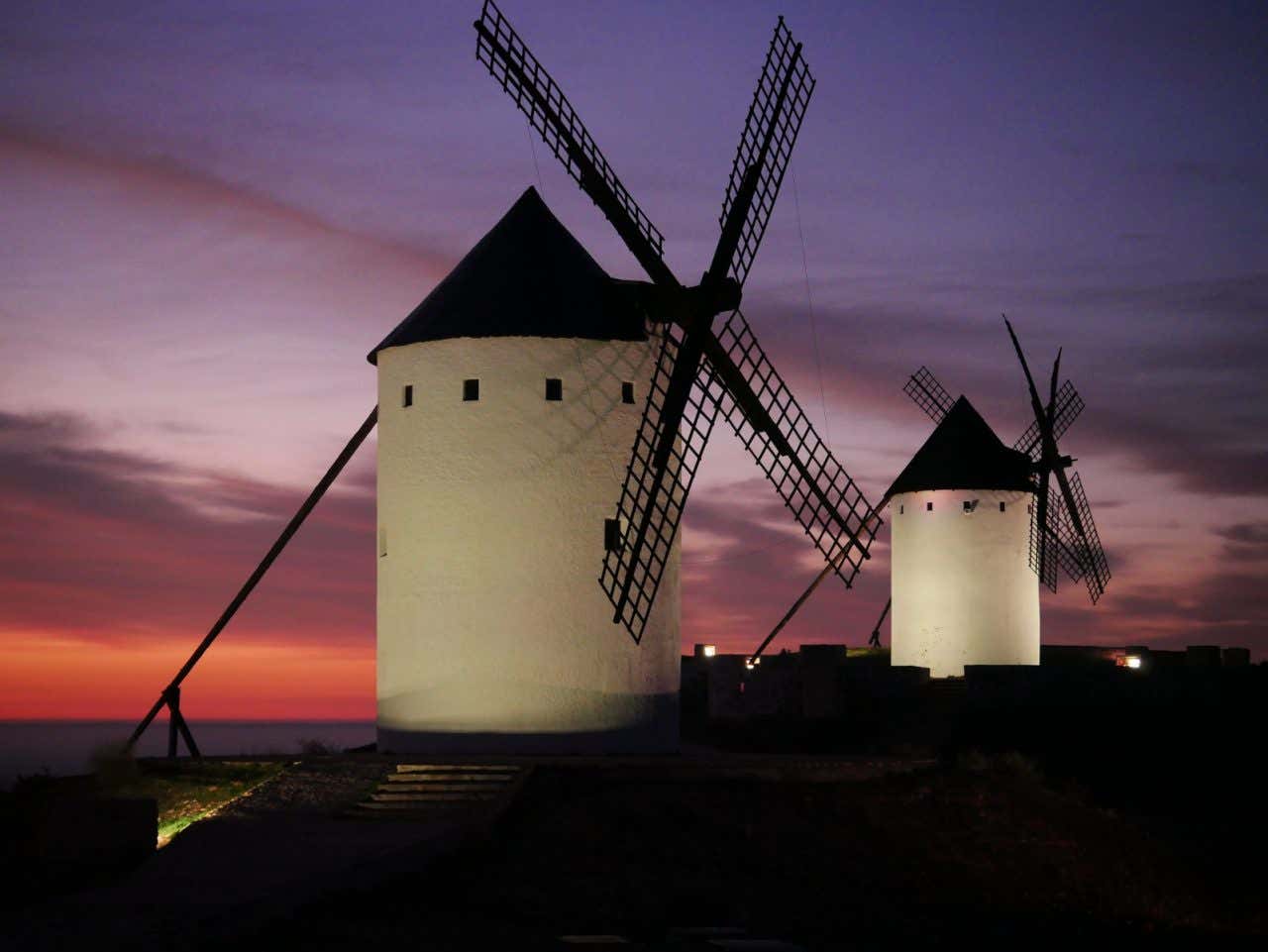 Anochece en los molinos de Alcázar de San Juan