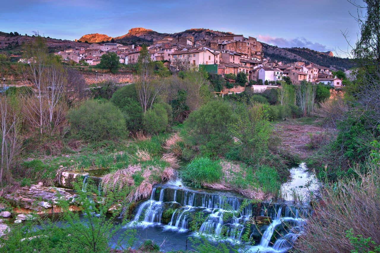 Entorno natural de Beceite, uno de los pueblos más bonitos de Teruel rodeado por una cascada