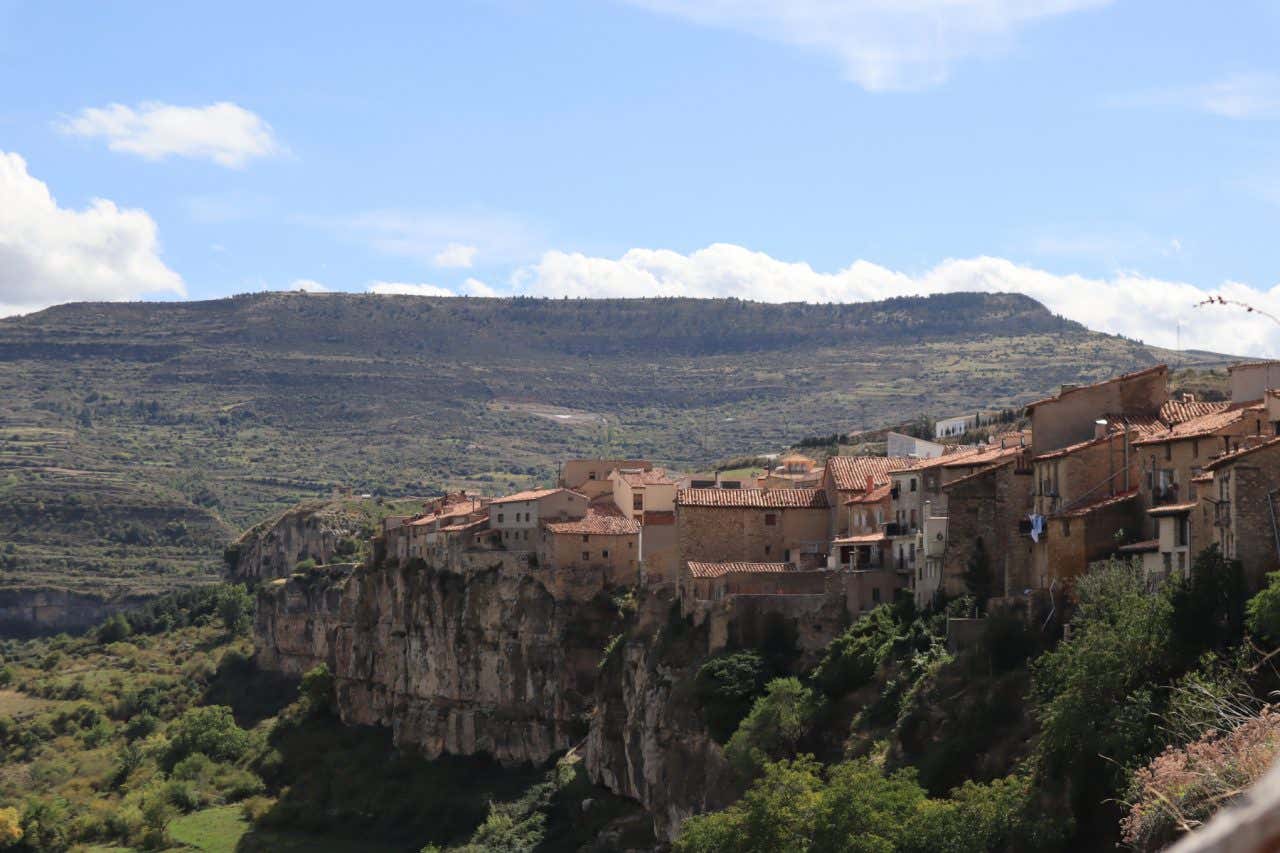 Vista aérea de Cantavieja, un pueblo pequeño rodeado por montañas 