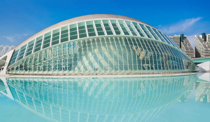 Hemisfèric de Valencia, un edificio acristalado de aspecto vanguardista frente a un manantial artificial 