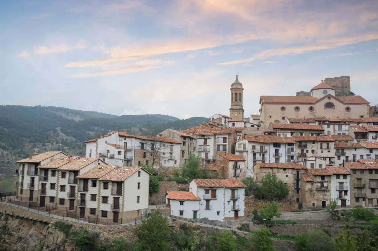 Linares de Mora, uno de los pueblos más bonitos de Teruel repleto de casas de fachada blanca y con una iglesia y un catillo en su centro histórico