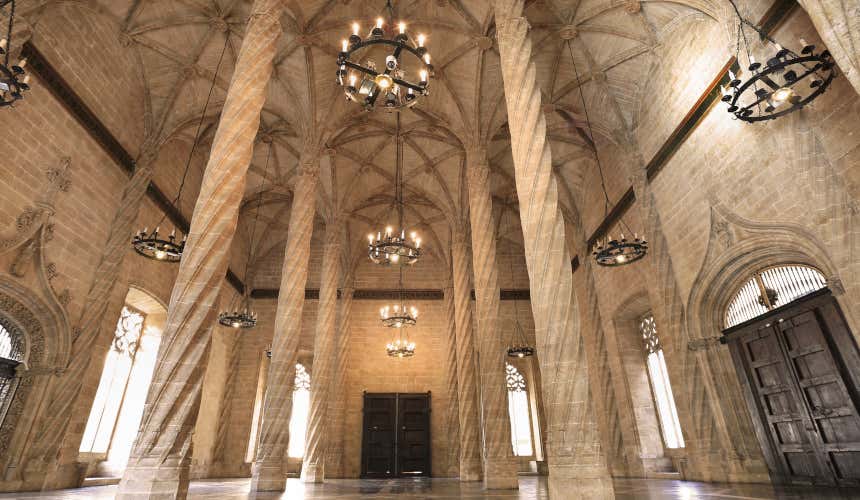 Lonja de Valencia, interior del edificio con varias columnas y una gran bóveda 