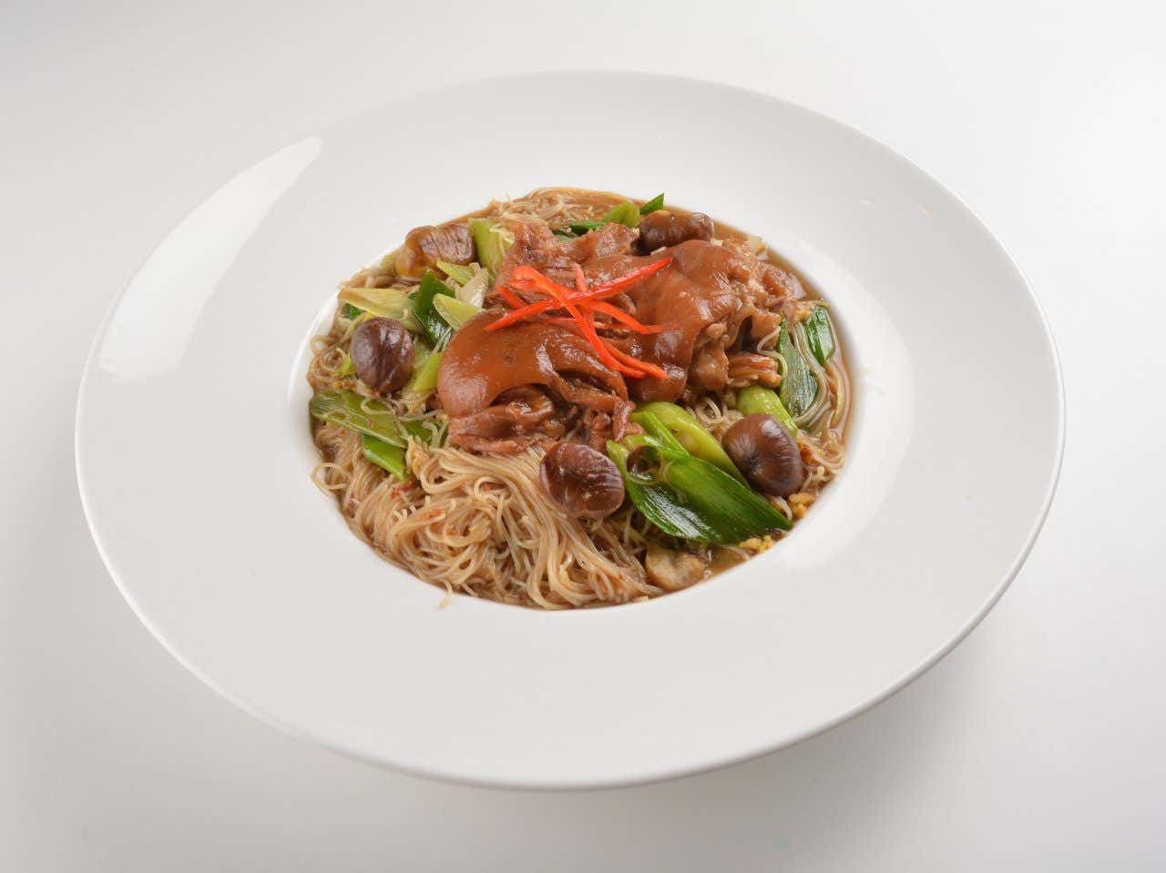 A dish of pig trotters with noodles and other vegetables