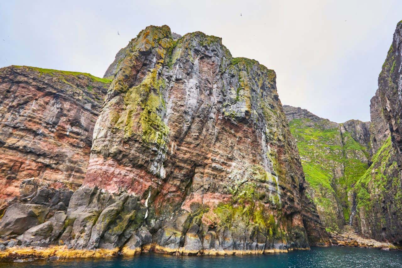 Scogliere di Vestmanna, imponenti pareti rocciose e rossastre sul mare