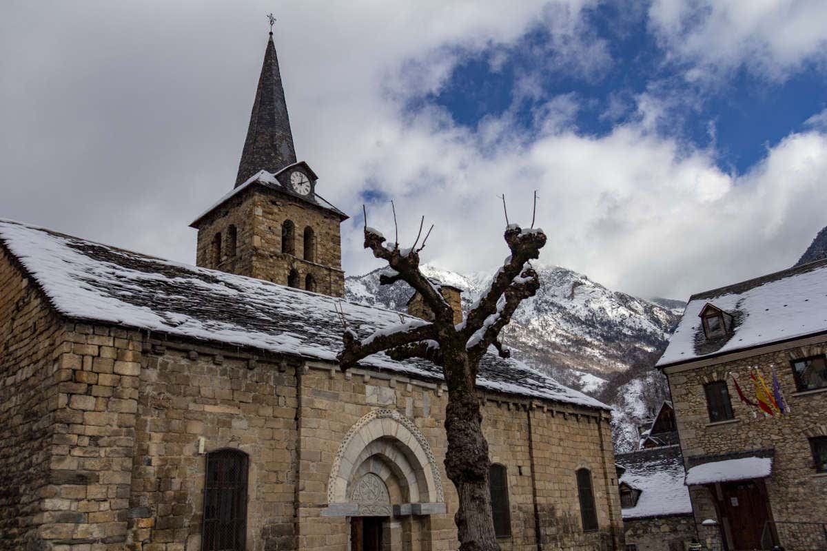 Iglesia de la Asunción de María de Bossost con los tejados nevados